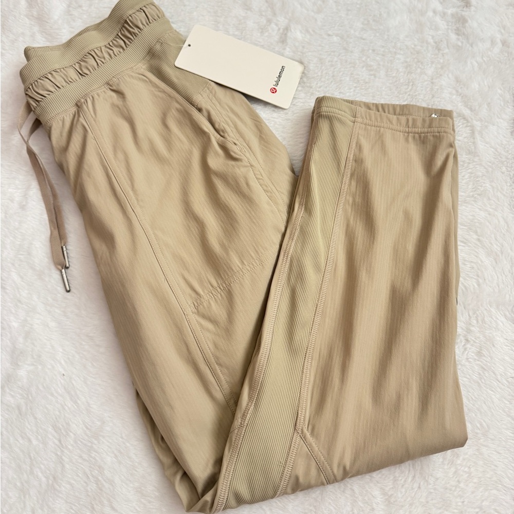 Lululemon Dance Studio Mid-Rise Cropped Pant/ Mojave Tan/ size 2/ NWT - Picture 4 of 9